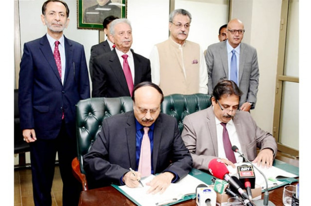 federal minister for science and technology rana tanveer hussain and minister for industries and production ghulam murtaza jatoi witnessing the mou signing between most and sec photo nni
