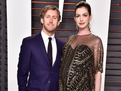 anne hathaway gives birth to baby boy