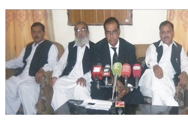 malik tariq khokar addressing a press conference photo online