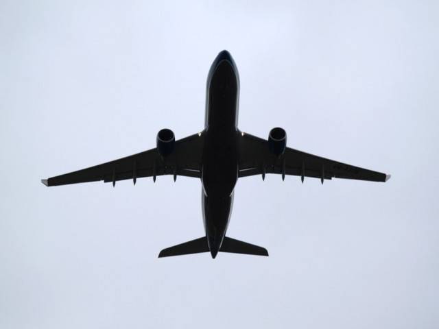 indian plane makes emergency landing at karachi airport