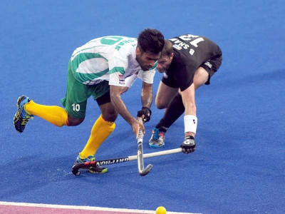 greenshirts beaten by black sticks