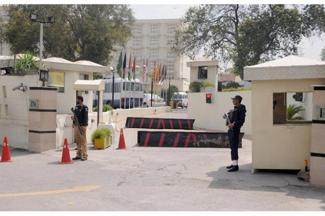 police stand alert after rumor of a bomb outside the pc hotel photo nni police stand alert after rumor of a bomb outside the pc hotel photo nni