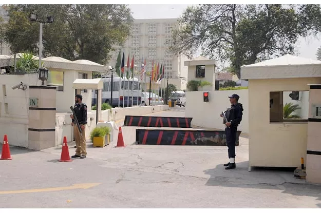 police stand alert after rumor of a bomb outside the pc hotel photo nni police stand alert after rumor of a bomb outside the pc hotel photo nni