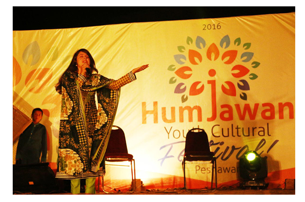 lady singer performs during hum jawan youth cultural festival photo online