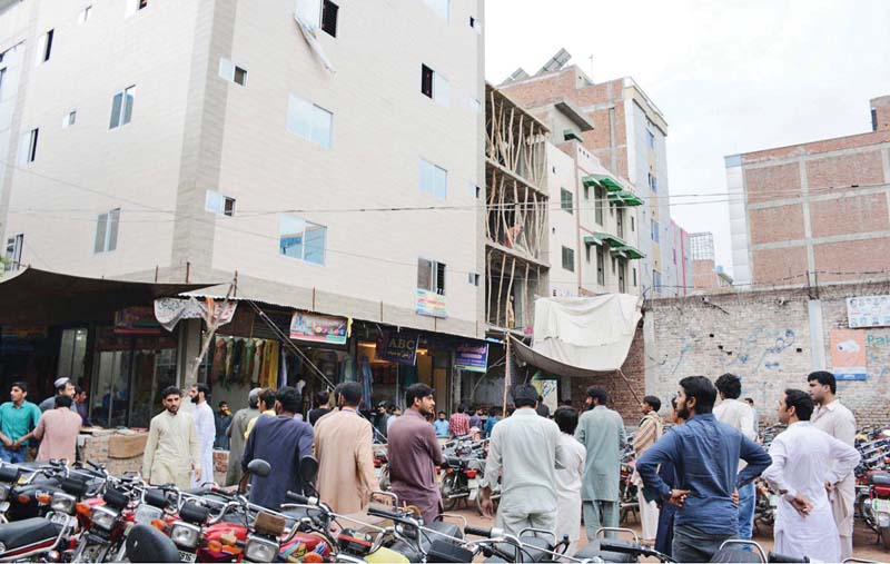 people who rushed out of this islamabad market wait for the earthquake to pass photo online