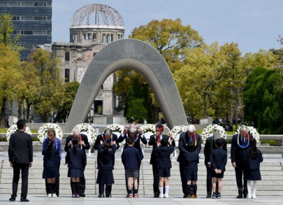kerry pays landmark visit to hiroshima atomic bomb memorial kerry pays landmark visit to hiroshima atomic bomb memorial