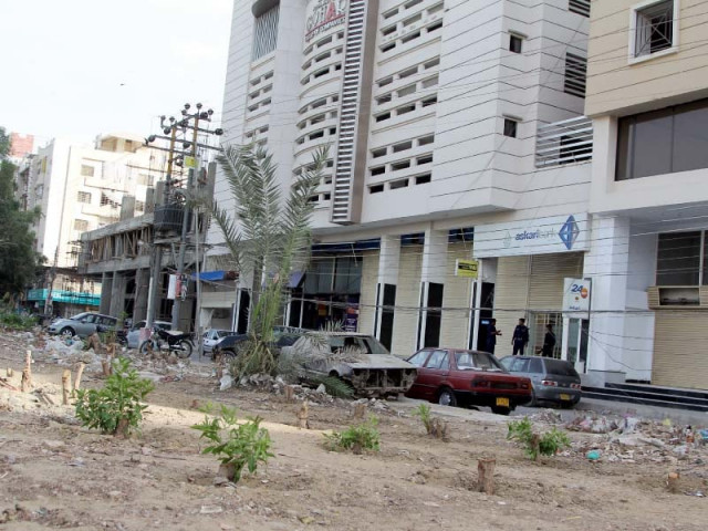 the police have yet to arrest the suspects responsible for cutting trees on shaheed e millat road photo aysha saleem express the police have yet to arrest the suspects responsible for cutting trees on shaheed e millat road photo aysha saleem express