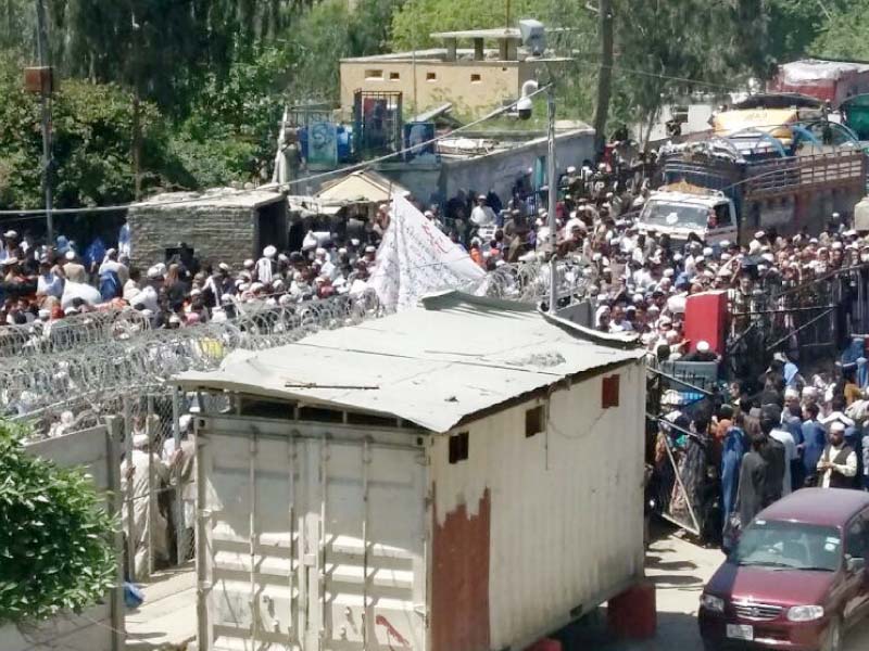 thousands of people compelled to wait for more than three hours at torkham photo express