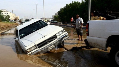 traffic chaos schools shut as riyadh hit by rare flooding traffic chaos schools shut as riyadh hit by rare flooding