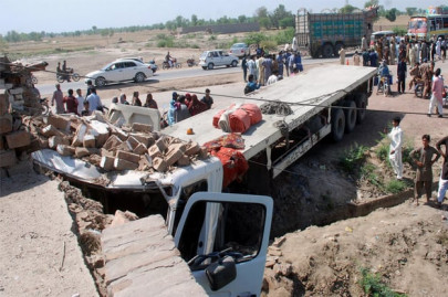 faisalabad road tragedy bus trailer collision leaves 19 dead