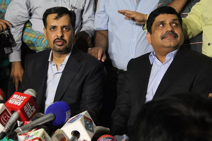 mustafa kamal along with anis qaimkhani photo ayesha mir express mustafa kamal along with anis qaimkhani photo ayesha mir express