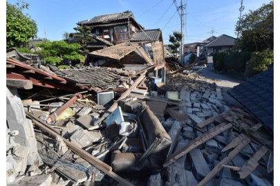 scores trapped as japan earthquakes toll hits 32
