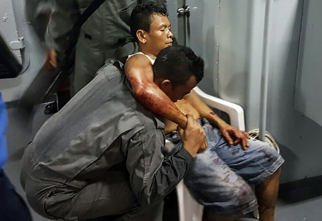 this undated handout picture release on april 16 2016 by the malaysian maritime enforcement agency shows a member of malaysian maritime enforcement force rescuing an indonesian sailor after being shot during a kidnapping at the east coast of malaysia 039 s sabah state in lahad datu photo afp