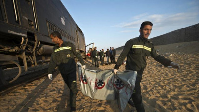 eight killed in egypt in vehicle train crash