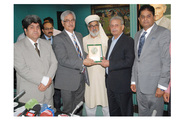 lcci senior vice president almas hyder presenting a shield to federal minister for science and technology rana tanveer hussain during his visit to lcci photo nni