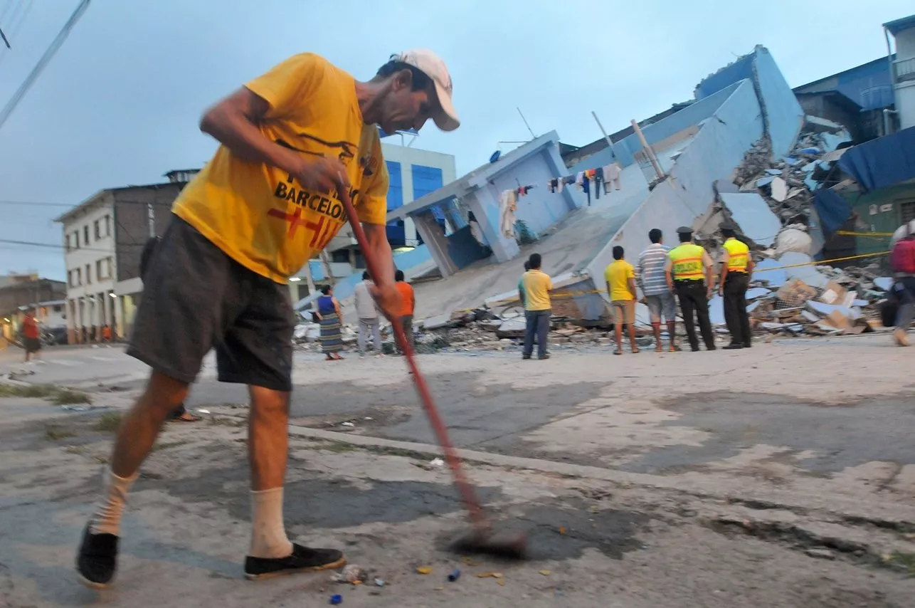 people watch a collapsed house in guayaquil on april 17 2016 at least 41 people have been killed by the powerful earthquake that struck western ecuador on saturday and the toll will likely rise further the country 039 s vice president jorge glas said photo afp people watch a collapsed house in guayaquil on april 17 2016 at least 41 people have been killed by the powerful earthquake that struck western ecuador on saturday and the toll will likely rise further the country 039 s vice president jorge glas said photo afp