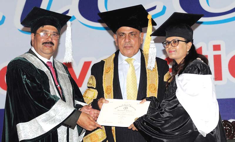 governor punjab malik muhammad rafique rajwana and vice chancellor dr rai niaz ahmed award a degree to a student photo nni