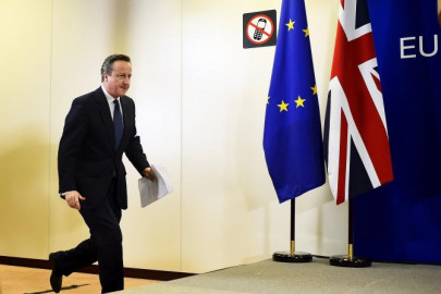 in camp maintain lead but more undecided ahead of uk s eu vote poll