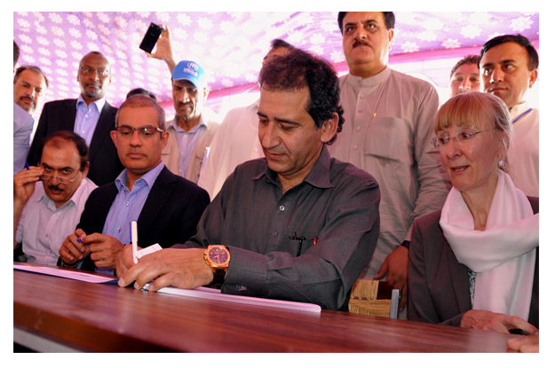 minister for elementary and secondary education muhammad atif khan and unhcr representative indrika ratwatte signing the handover documents photo inp
