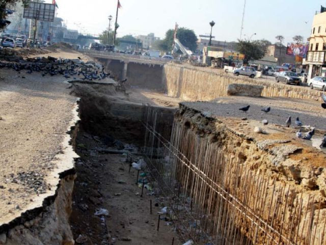 simultaneous work on green line brt flyover and golimar underpass causing severe traffic jams photo aysha saleem express simultaneous work on green line brt flyover and golimar underpass causing severe traffic jams photo aysha saleem express