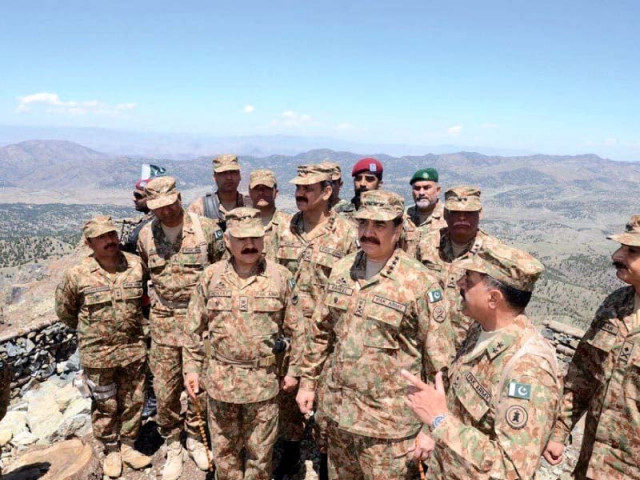 a military commander briefs gen raheel on shawal operation photo inp a military commander briefs gen raheel on shawal operation photo inp