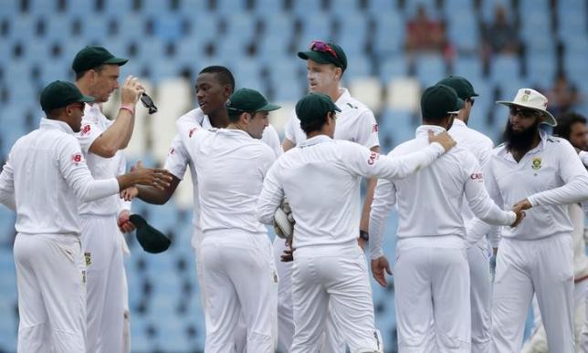 south africa 039 s team celebrates at the end of the fourth cricket test match against england at centurion photo reuters