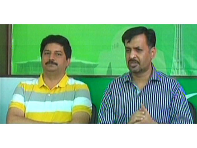 an express news screengrab of psp leader mustafa kamal and former mqm leader iftikhar akbar randhawa addressing a press conference in karachi on april 19 2016