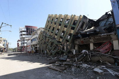 anger erupts as 1 700 still missing in ecuador quake