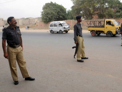 undertrial prisoner jumps off karachi court building in escape bid undertrial prisoner jumps off karachi court building in escape bid
