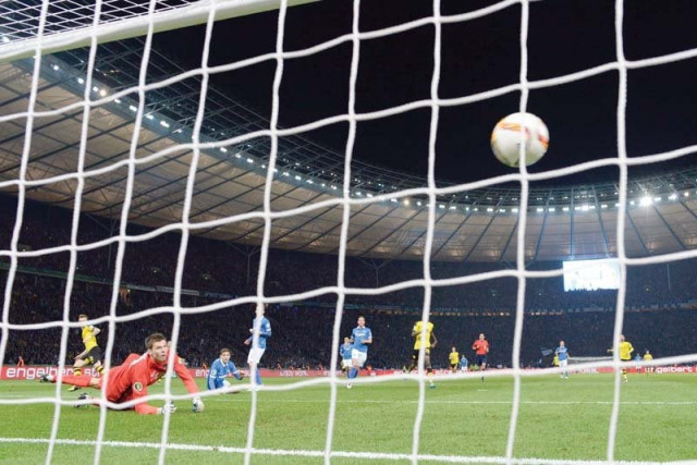hertha s norwegian goalkeeper rune jarstein l looks on as reus s strike nestles into the net to give dortmund a 2 0 lead that settled any remaining nerves photo afp hertha s norwegian goalkeeper rune jarstein l looks on as reus s strike nestles into the net to give dortmund a 2 0 lead that settled any remaining nerves photo afp