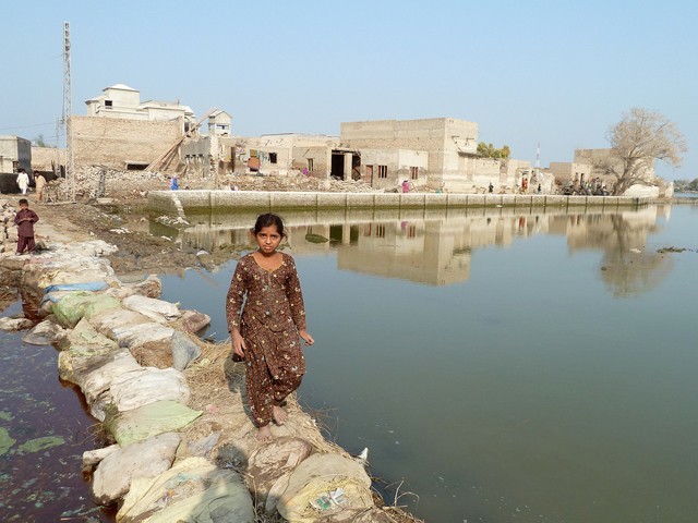 villages flooded after a breach in jamrao canal near preetamabad photo dfid file