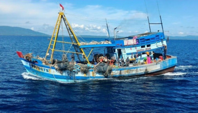 indonesian navy impounds chinese trawler for illegal fishing indonesian navy impounds chinese trawler for illegal fishing