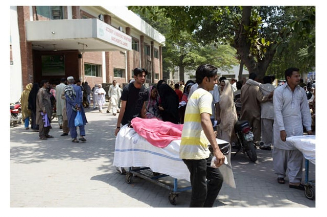 patients and their relatives facing problem due to strike called by young doctors at mayo hospital photo online patients and their relatives facing problem due to strike called by young doctors at mayo hospital photo online