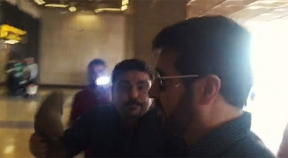 shoe wielding protesters surround bollywood director kabir khan at karachi airport shoe wielding protesters surround bollywood director kabir khan at karachi airport