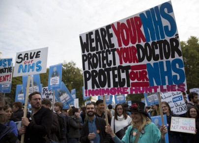 english junior doctors hold second day of all out strike london