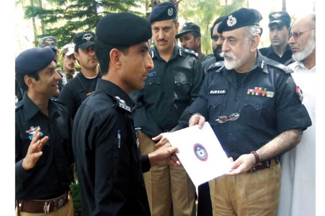 igp nasir khan durrani awarding certificate to sub inspector sher ali khan on his effort in soran singh 039 s murder case photo inp igp nasir khan durrani awarding certificate to sub inspector sher ali khan on his effort in soran singh 039 s murder case photo inp