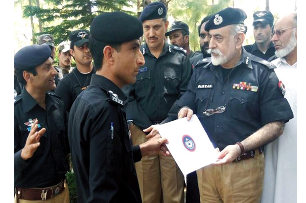 igp nasir khan durrani awarding certificate to sub inspector sher ali khan on his effort in soran singh 039 s murder case photo inp