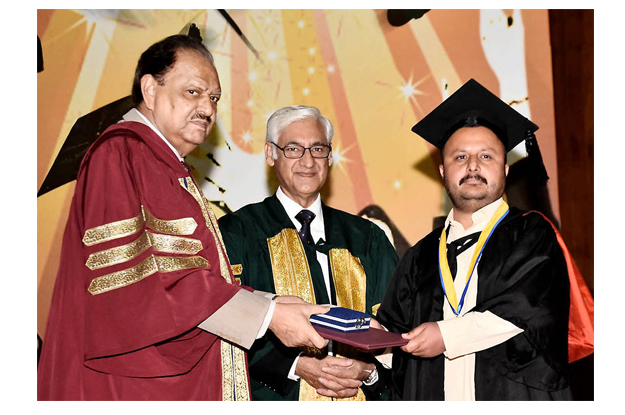 president mamnoon hussain giving away gold medals and certificates to graduates on the ocassion of 7th convocation of virtual university photo nni