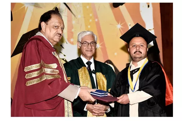 president mamnoon hussain giving away gold medals and certificates to graduates on the ocassion of 7th convocation of virtual university photo nni president mamnoon hussain giving away gold medals and certificates to graduates on the ocassion of 7th convocation of virtual university photo nni