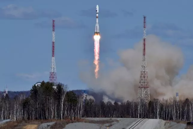 a russian soyuz 2 1a rocket carrying lomonosov aist 2d and samsat 218 satellites leaves a trail of smoke as it lifts off from the new vostochny cosmodrome outside the city of uglegorsk about 200 km from the city of blagoveshchensk in the far eastern amur region on april 28 photo reuters a russian soyuz 2 1a rocket carrying lomonosov aist 2d and samsat 218 satellites leaves a trail of smoke as it lifts off from the new vostochny cosmodrome outside the city of uglegorsk about 200 km from the city of blagoveshchensk in the far eastern amur region on april 28 photo reuters