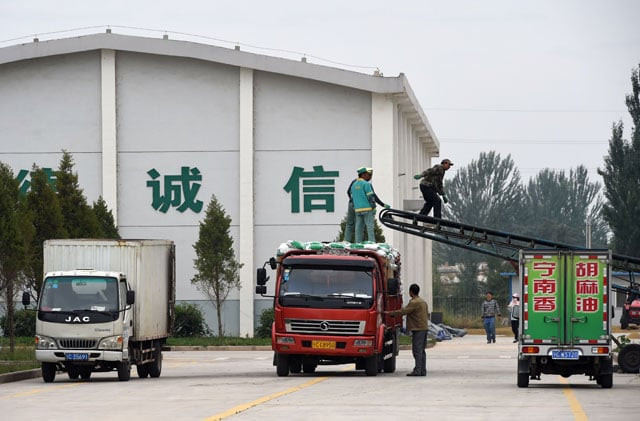 this picture taken on september 23 2015 shows workers loading bags of rice onto trucks at the sai wai xiang halal foodstuff company in qingtongxia outside the city of yinchuan in northern china 039 s ningxia province photo afp this picture taken on september 23 2015 shows workers loading bags of rice onto trucks at the sai wai xiang halal foodstuff company in qingtongxia outside the city of yinchuan in northern china 039 s ningxia province photo afp