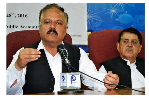 president fata lawyers forum raheem shah addressing a press conference photo online