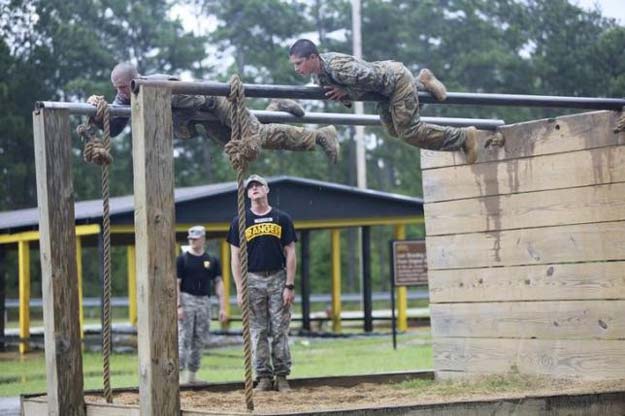 captain kristen griest r participates in an obstacle course during training at the us army ranger school on ft benning georgia june 23 2015 reuters