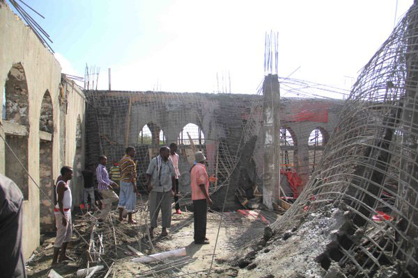 the mosque close to the capital mogadishu suddenly collapsed leaving several trapped under the debris photo twitter