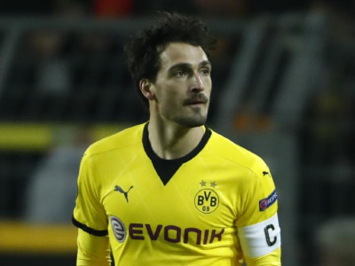 dortmund boss defends hummels over bayern link