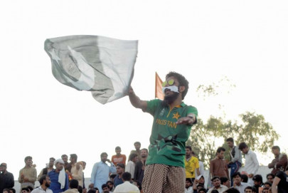 pakistan cup braving the heat fans come in numbers to show support