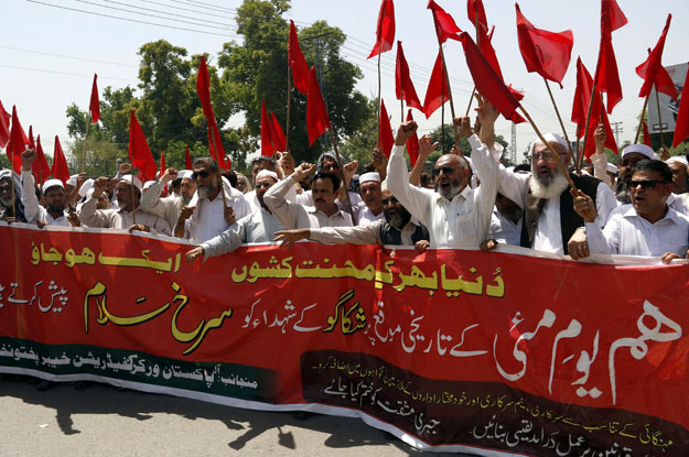 members of pakistan workers confederation are holding a rally to present tribute to martyrs of chicago on the universal labourer day photo ppi