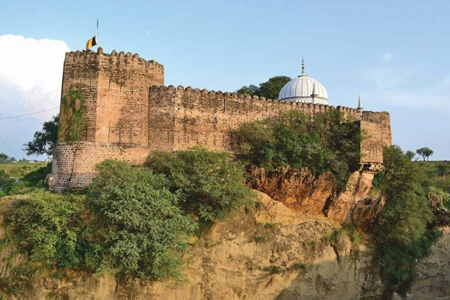 the structure of the sanghani fort is falling apart due to negligence of the authorities photo javed chishti express the structure of the sanghani fort is falling apart due to negligence of the authorities photo javed chishti express