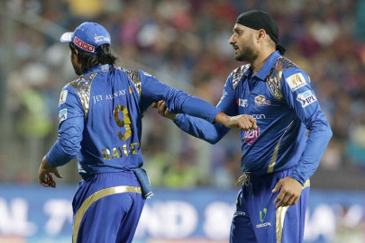 ipl 2016 roundup harbhajan rayudu clash as mumbai closes gap on gujrat
