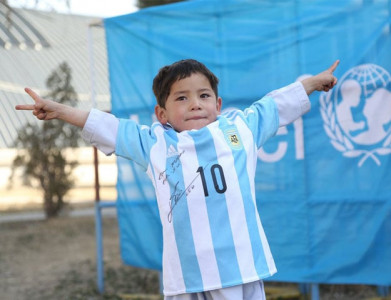 afghan boy who donned plastic messi jersey arrives in pakistan afghan boy who donned plastic messi jersey arrives in pakistan